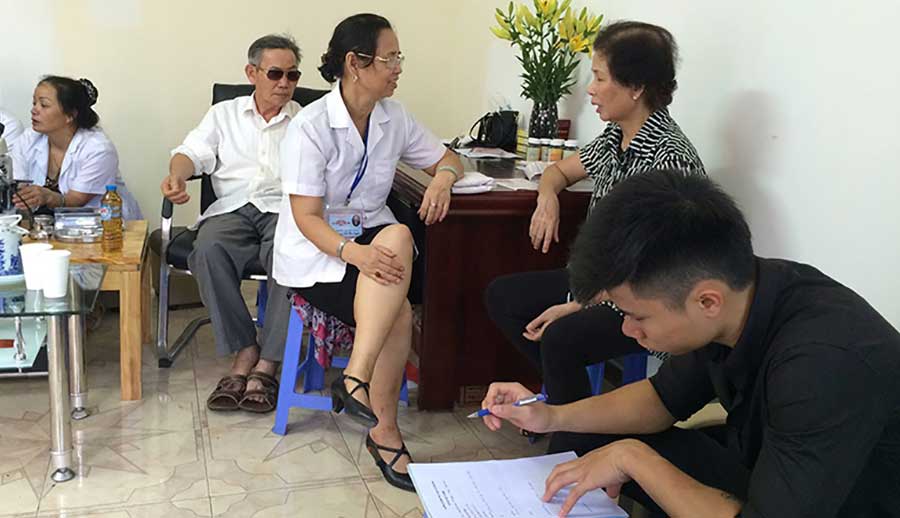 Bệnh nhân đến nhờ lương y Quý Thanh thăm khám tại Hà Nội